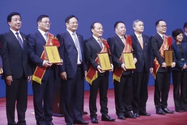 巨石在嘉興市民營經(jīng)濟(jì)高質(zhì)量發(fā)展大會(huì)上獲多個(gè)獎(jiǎng)項(xiàng) 張毓強(qiáng)作表態(tài)發(fā)言