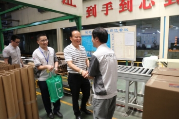 張毓強(qiáng)總裁率高管開展高溫慰問(wèn)