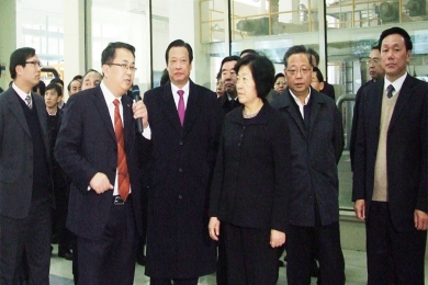 2010年12月，時任福建省委書記、省人大常委會主任孫春蘭（右三）視察巨石九江公司。