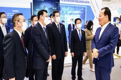 2021年9月，時任浙江省委書記、省人大常委會主任袁家軍，時任浙江省委副書記、省長鄭柵潔蒞臨世界互聯(lián)網(wǎng)大會烏鎮(zhèn)峰會中國巨石新材料產(chǎn)業(yè)鏈未來工廠數(shù)字化運用場景，點贊中國巨石未來工廠建設成果。