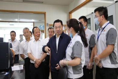 2019年6月，時任國務院國有資產(chǎn)監(jiān)督管理委員會黨委書記郝鵬視察巨石。稱贊巨石在玻纖行業(yè)里做到了專而大、專而精、專而優(yōu)，是一個成功的典型。希望中國巨石的混合所有制典型經(jīng)驗，能夠在國家新一輪混改實踐中推而廣之，讓更多優(yōu)秀企業(yè)學習。